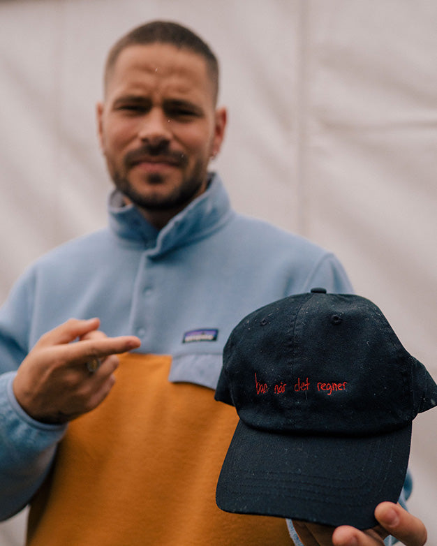 Sort Caps Bare Når Det Regner