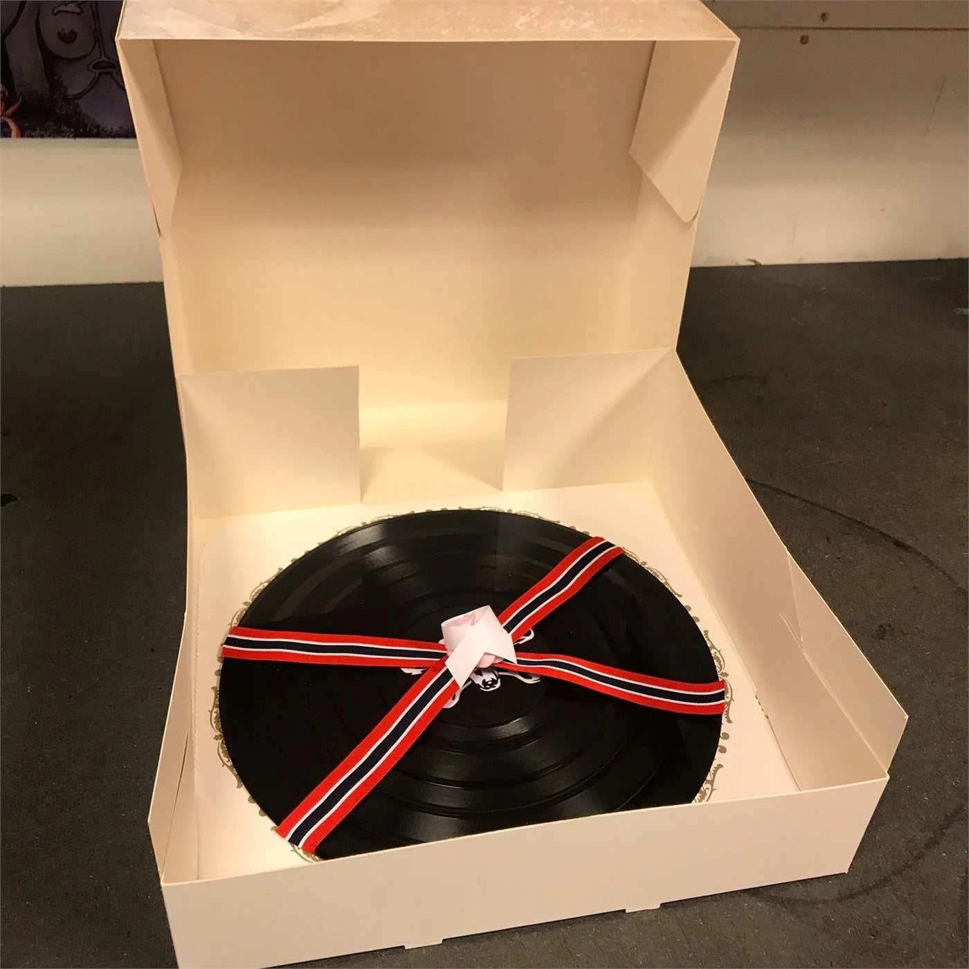 The Dogs Vinyl wreath cake